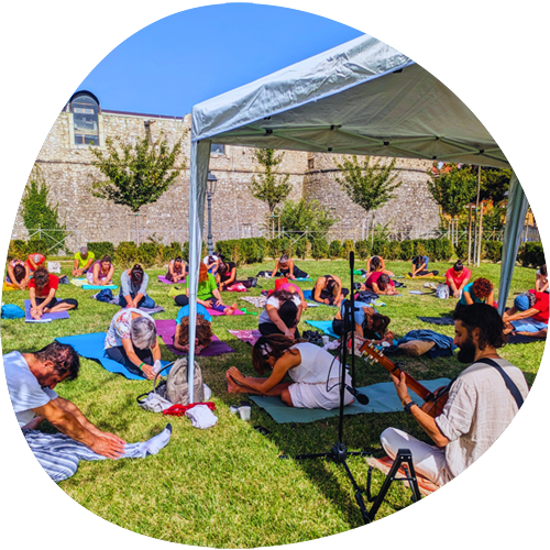 benvenuti-hd-rounded yoga all'aperto image rounded
