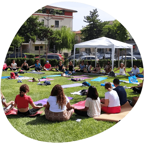 un-esperienza-per-tutti gente in cerchio che fa yoga